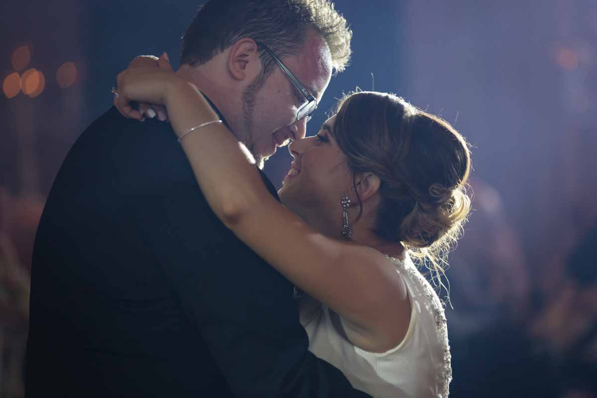 Plaza Volare Crowne Plaza montreal wedding first dance